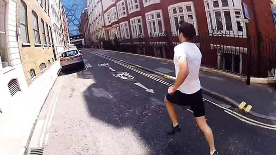 英男子与地铁赛跑 78秒跑完一站赶上同一班车(组图)