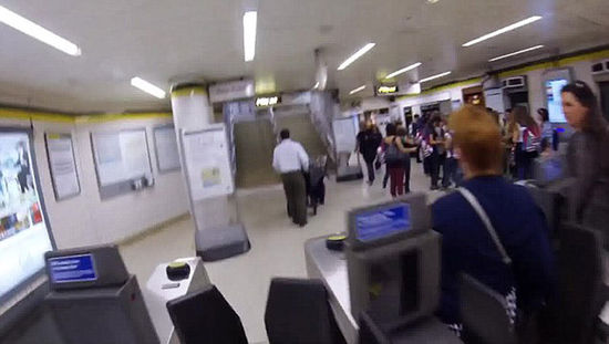 英男子与地铁赛跑 78秒跑完一站赶上同一班车(组图)