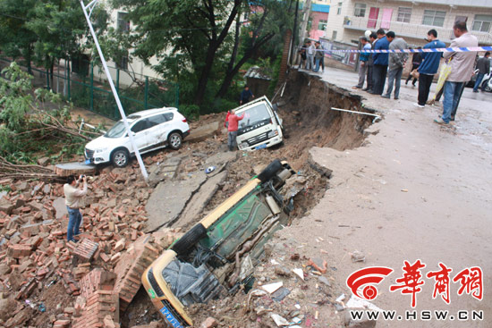 延安大学医学院后山路畔坍塌 3辆车掉落学校操场