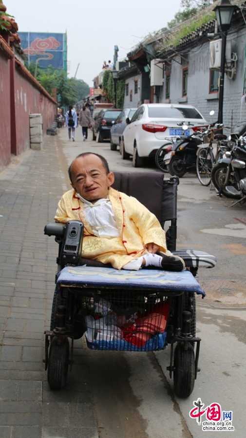 延安剪纸“小人儿”身长不足二尺 北京摆摊为女治病