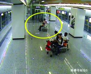 乘客地铁站内抱孩子小便 遭劝阻后竟扇保洁员耳光