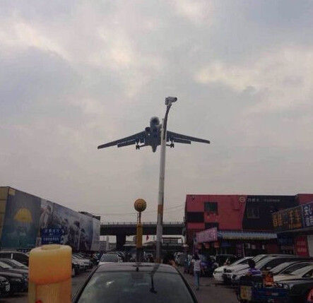 解放军轰-6K低空飞掠南京闹市 网友称