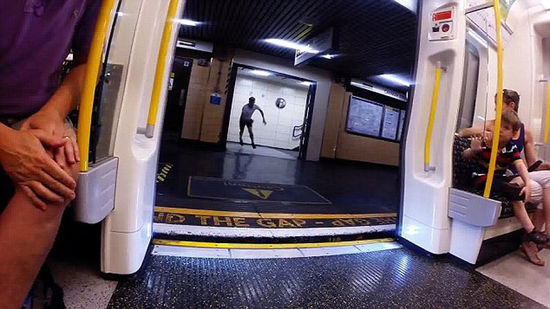 英男子与地铁赛跑 78秒跑完一站赶上同一班车(组图)