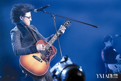 好声音收官在即导师汪峰频频出错 一开口竟唱错3次