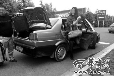 咸阳出租车机场出发区拉客 