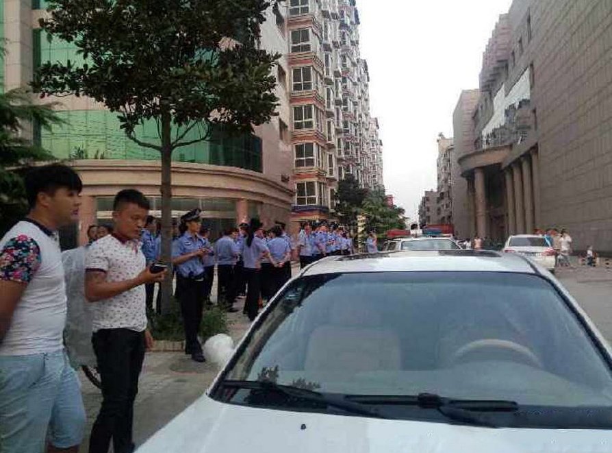 蓝翔副校长摔师生赴河南打架 源于校长夫妻离婚案