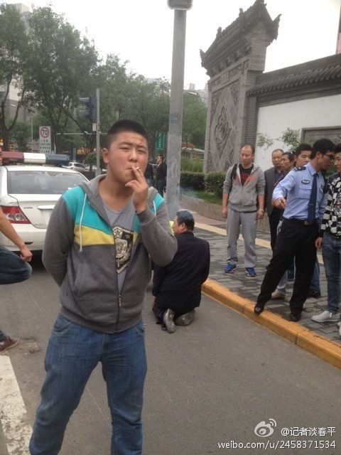 残疾人摩的司机向交警下跪