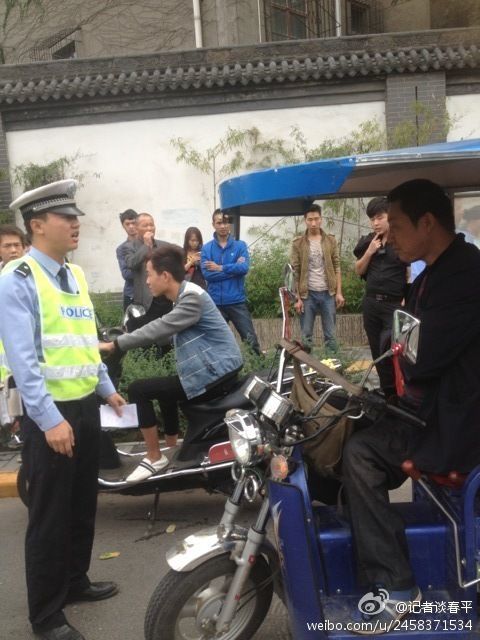 残疾人摩的司机向交警下跪