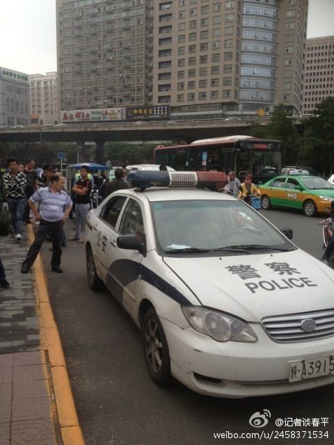 残疾人摩的司机向交警下跪