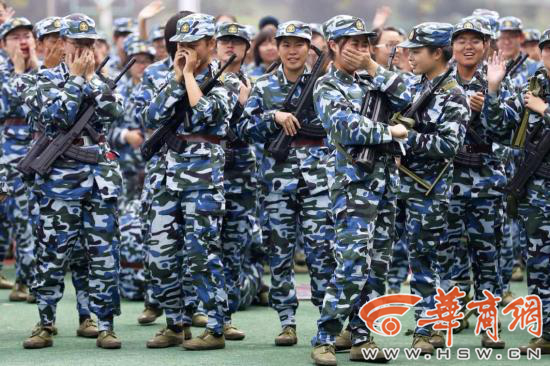 军训结束 西工大3700余名新生挥泪惜别教官