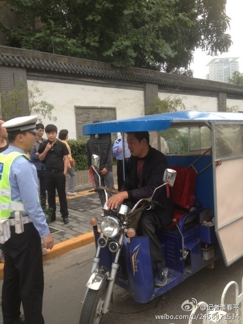 残疾人摩的司机向交警下跪