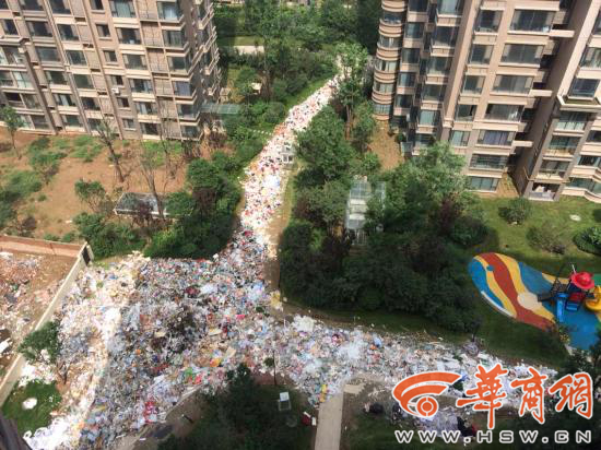 西安高新一小区惊现百米垃圾长龙淹没道路