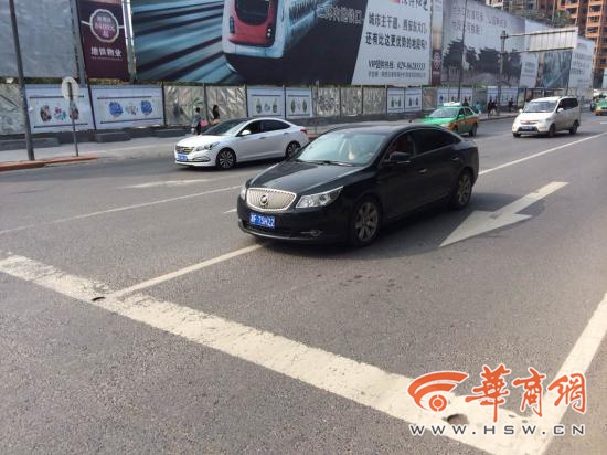 直行车道正对地铁工地 司机变道易吃罚单