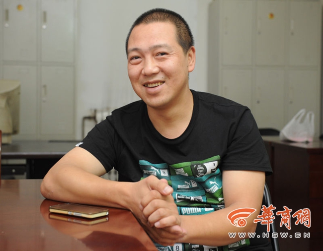 公交司机当“大侠”闹市抓贼追回乘客3400元