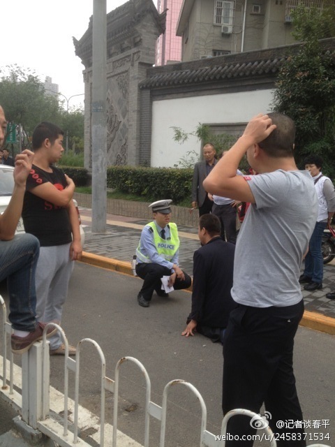 西安残疾人摩的司机向交警下跪 网友：同情交警