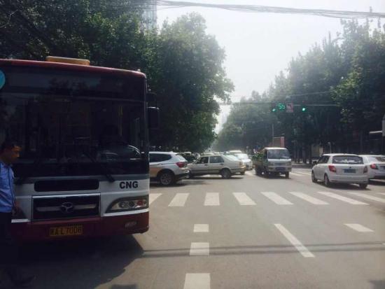 大学南路十字宝马与公交剐蹭 道路拥堵