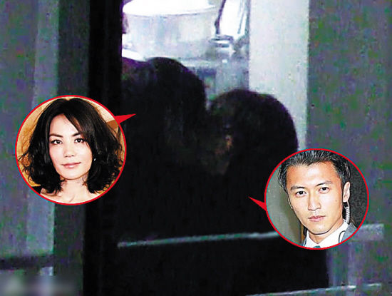 两人窗边亲吻