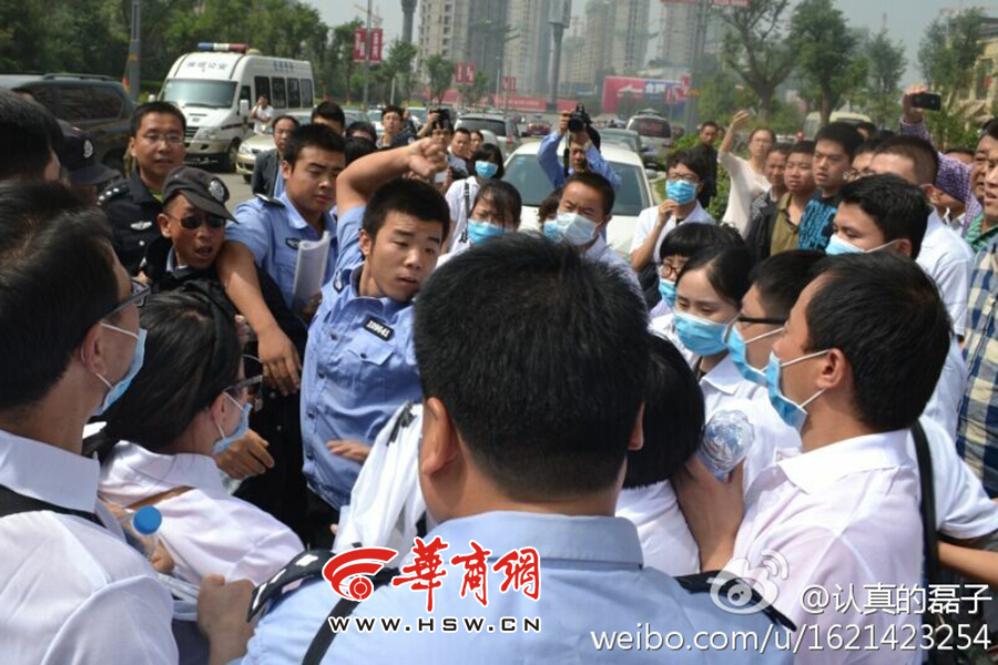 西安百余名业主维权遭警方阻拦 协警现场挥起拳头