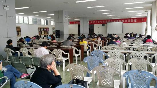周六休息日孩子学习忙 家长“陪学”忙