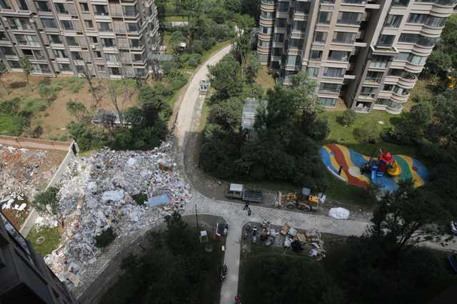 西安一小区现“垃圾龙” 已拉走30车垃圾