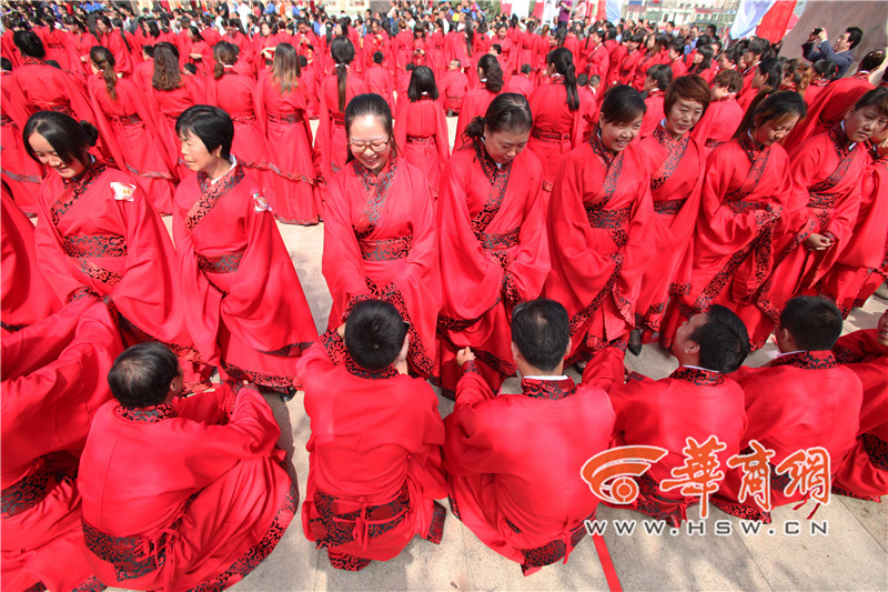 200对情侣参与“跪地求婚”昨在宝鸡破吉尼斯纪录
