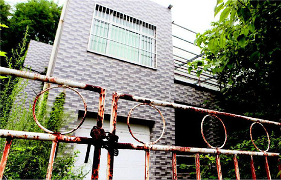 秦岭违建别墅多数人去楼空 村民称有