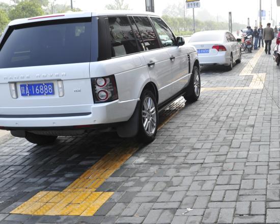 街头盲道沦为停车道 乱象难根除为哪般？