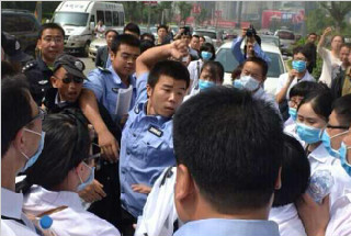 中海城业主维权现场协警挥拳头 警方:已停止工作