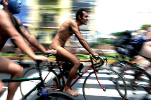 热点视频：外国裸女昆明街头散步 盘点全球裸体事件