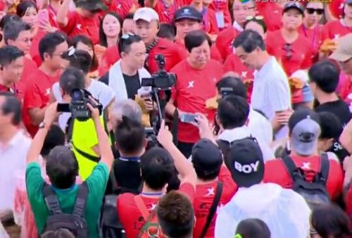 谢霆锋做鸡蛋仔破世界记录 香港特首现身道贺