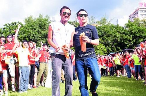 谢霆锋做鸡蛋仔破世界记录 香港特首现身道贺