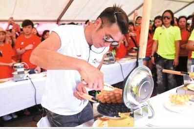 谢霆锋破世界纪录 领3000人冒雨做香港美食鸡蛋仔