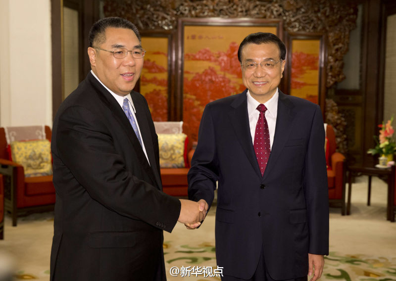 李克强向澳门特区行政长官崔世安颁发任命令