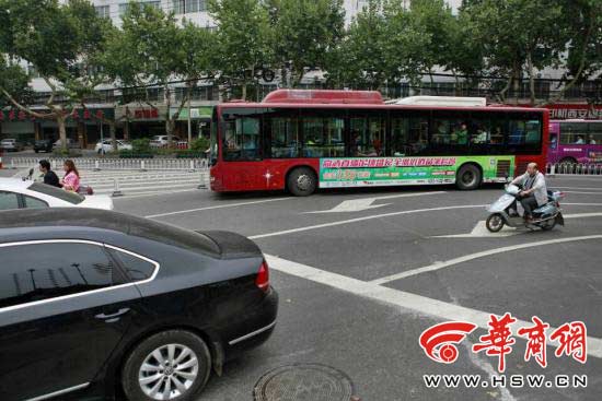 西安公交车慈恩西路北口左转时必压白实线