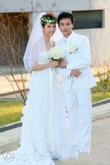 蔡少芬与小她1岁的张晋婚后，无论出外逛街、看电影还是出席活动都是手牵手或搂肩膀，还不时在博客上贴出他们的亲昵日常照，非常甜蜜。-在张晋支持下，蔡少芬一口气接拍了《珠光宝气》、《飞女正传》两部重头戏，完全没有把妻子困在家中，以免风头压过自己的小男人心理。