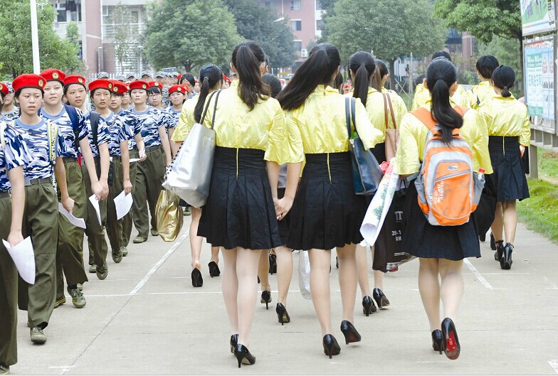 据了解，淑女班成立于2009年，由武汉纺织大学高等职业技术学院首创，面向学院所有女生开办的素质拓展班，旨在提升女大学生自身修养。截至今年9月，已开办四期，共培养学员200余人。图为：常规军训生们投来好奇的目光。