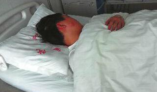 16岁男孩问了客人一句话 遭拳打脚踢啤酒瓶砸