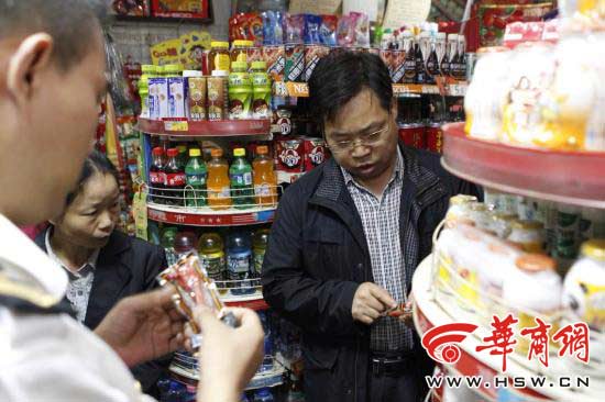莲湖区对学校周边小食品开展安全联合执法