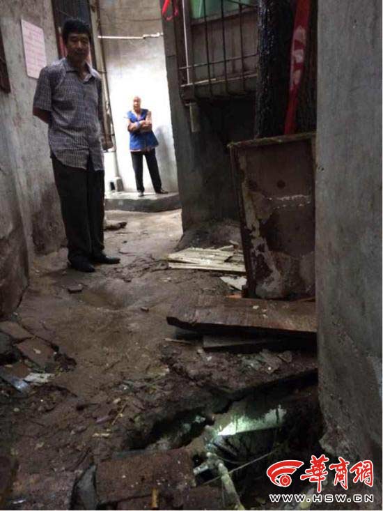 西安一小区现3米深塌陷 民房地基一角悬空