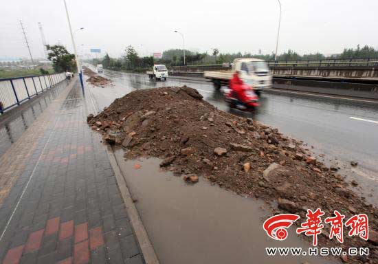 北三环凌晨有人偷倒建筑垃圾 绵延200米