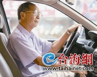 85岁翁爱开车2天出3次车祸 家人劝阻后以死相逼