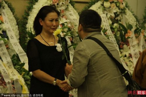 《重案六组》导演徐庆东追悼会 演员妻子王茜现场痛哭哀送