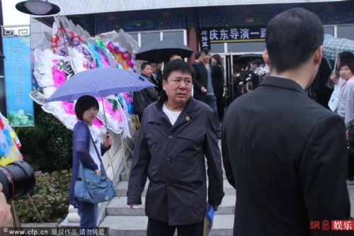 《重案六组》导演徐庆东追悼会 演员妻子王茜现场痛哭哀送