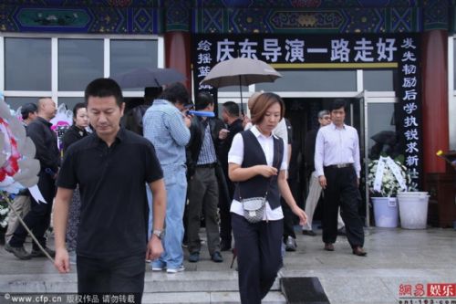 《重案六组》导演徐庆东追悼会 演员妻子王茜现场痛哭哀送