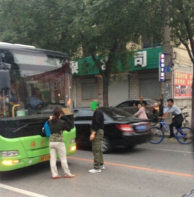 河北老人因无人让座拦公交:今天谁也别想走