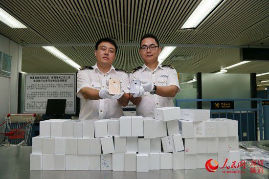 深圳海关5天查2千台iPhone6 水客穿3条内裤藏8台