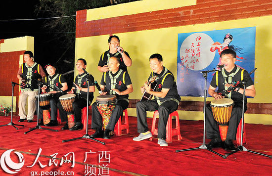 广西宁明县委书记率四大班子组乐队登台表演(图)