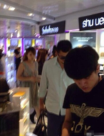 网曝李亚鹏牵手年轻女孩香港同行买化妆品（图）