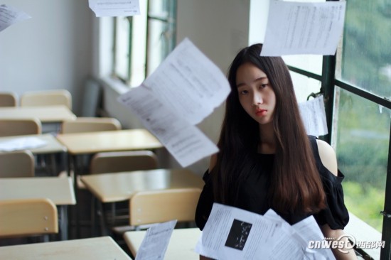 西安工程大学孔湘婷拍摄校园写真 被赞“清新女神”
