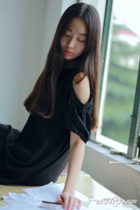 西安工程大学孔湘婷拍摄校园写真 被赞“清新女神”